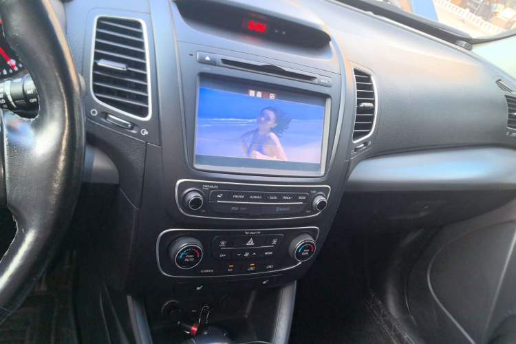 Used Kia Sorento 2013 2.2T 7-seat Diesel Luxury Edition Audio And AC Panel