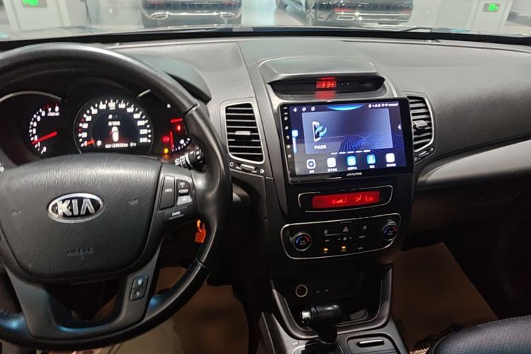 Used Kia Sorento 2013 2.4L 7-Seater Gasoline Comfort Version China IV Standard Center Console