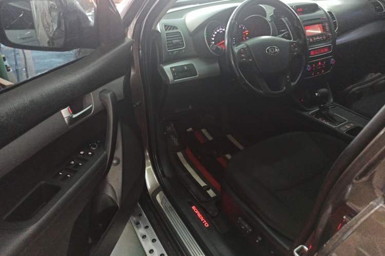Used Kia Sorento 2013 2.2T 5-Seater Diesel Comfort Edition Interior 3