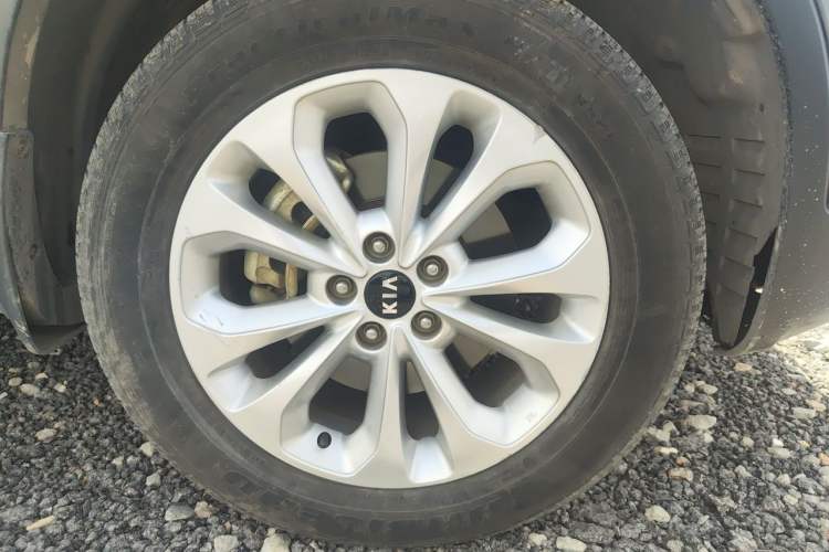 Used Kia Sorento 2013 2.4L 7-Seater Gasoline Comfort Version China IV Standard Right Front Wheel Hub