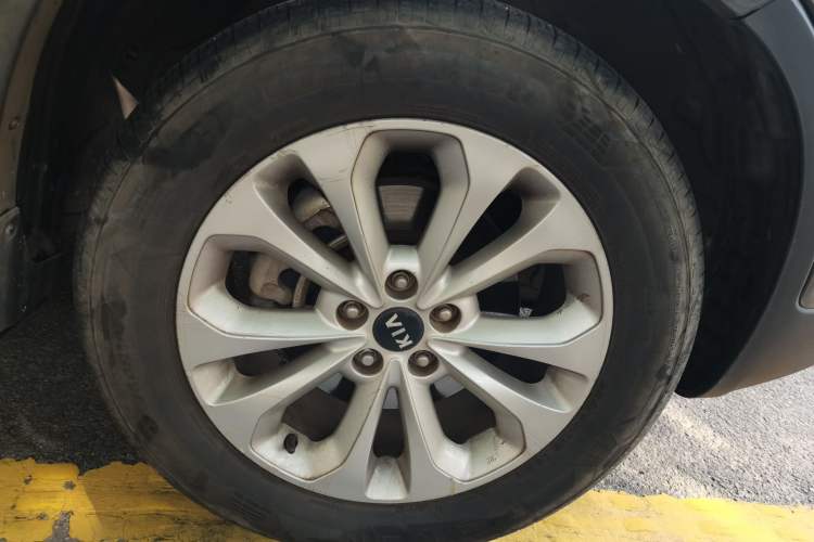 Used Kia Sorento 2013 2.4L 5-Seater Gasoline Comfort Edition Right Front Wheel Hub