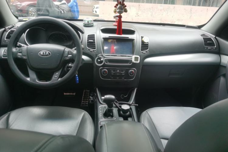 Used Kia Sorento 2013 2.2T 7-seat Diesel Comfort Edition Center Console