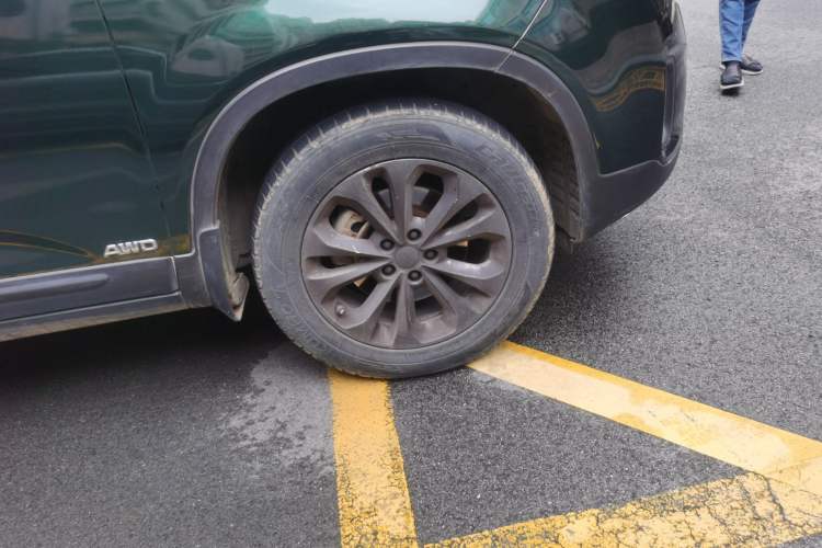 Used Kia Sorento 2013 2.2T 7-seat Diesel Comfort Edition Right Front Wheel Hub