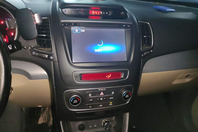 Used Kia Sorento 2013 2.4L 7-Seater Gasoline Comfort Version China IV Standard Audio And AC Panel