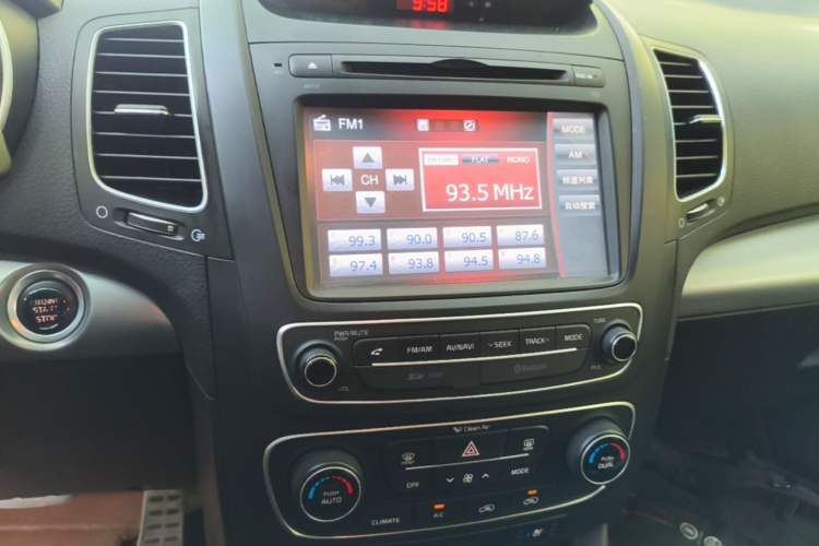 Used Kia Sorento 2013 2.4L 7-Seater Gasoline Supreme Edition China IV Standard Audio And AC Panel