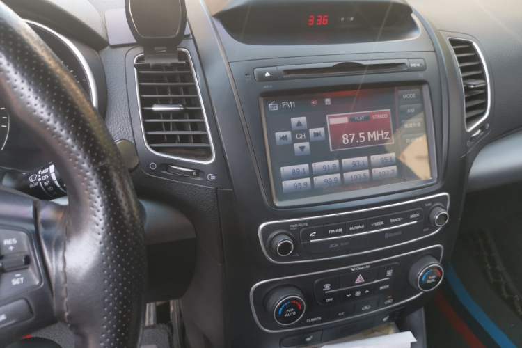 Used Kia Sorento 2013 2.2T 5-Seater Diesel Luxury Edition Audio And AC Panel