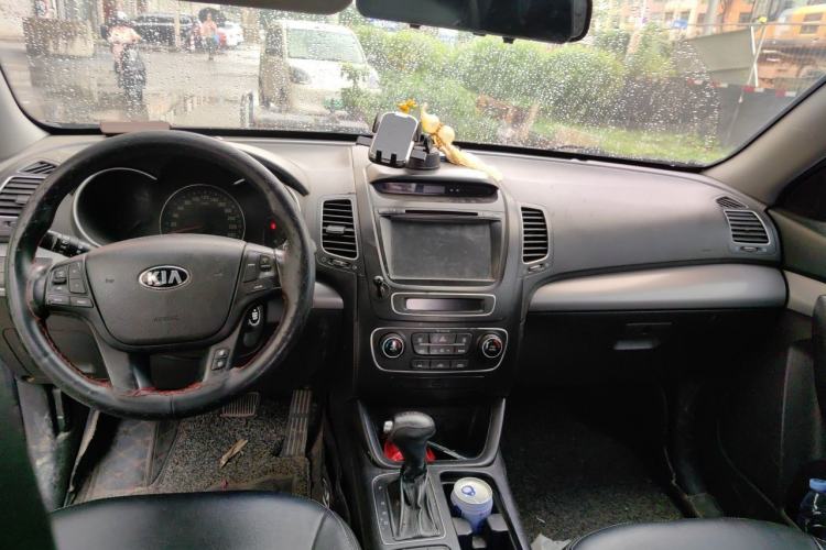 Used Kia Sorento 2013 2.2T 7-seat Diesel Comfort Edition Center Console