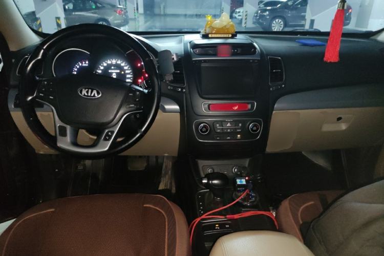 Used Kia Sorento 2013 2.4L 7-Seater Gasoline Comfort Version China IV Standard Center Console