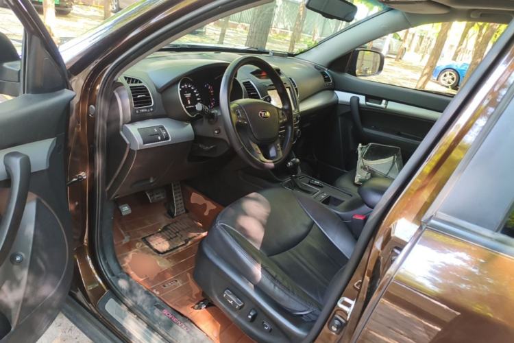 Used Kia Sorento 2013 2.4L 7-Seater Gasoline Supreme Edition China IV Standard Driver Seat