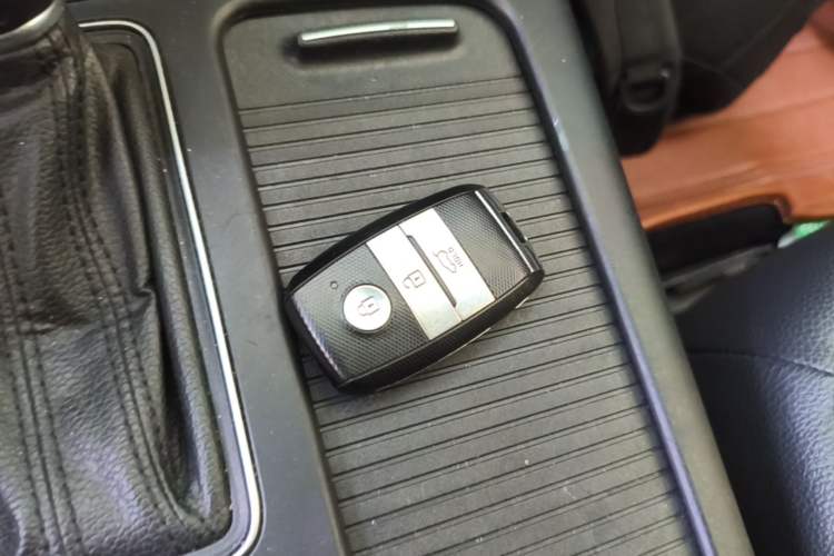 Used Kia Sorento 2013 2.4L 7-Seater Gasoline Supreme Edition China IV Standard Vehicle Key