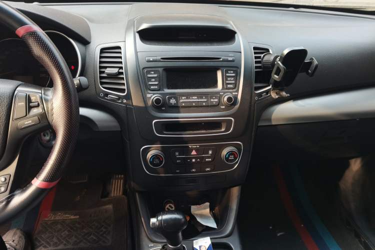 Used Kia Sorento 2013 2.4L 7-Seater Gasoline Comfort Version China IV Standard Audio And AC Panel