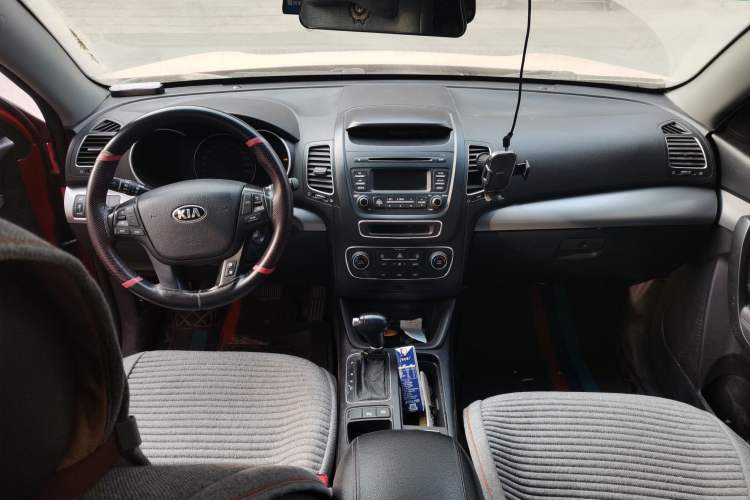 Used Kia Sorento 2013 2.4L 7-Seater Gasoline Comfort Version China IV Standard Center Console