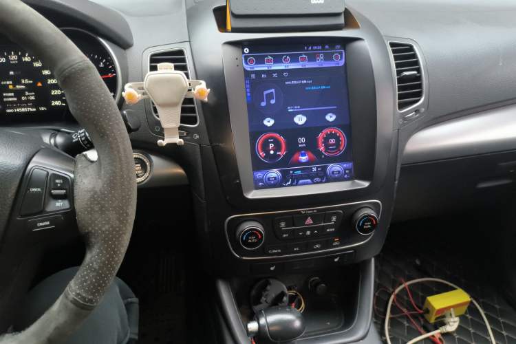 Used Kia Sorento 2013 2.2T 7-seat Diesel Luxury Edition Audio And AC Panel