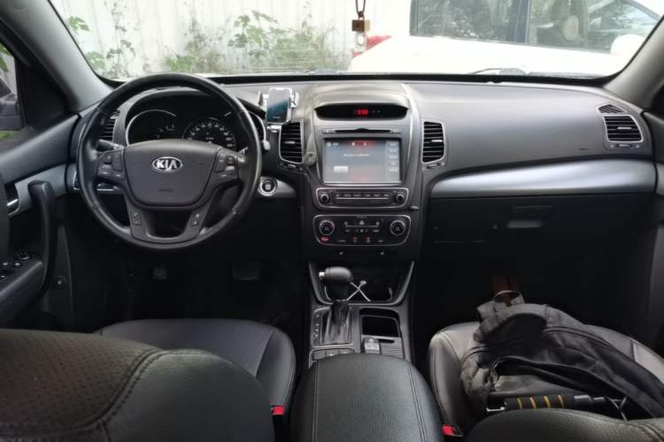 Used Kia Sorento 2013 2.2T 7-seat Diesel Comfort Edition Center Console