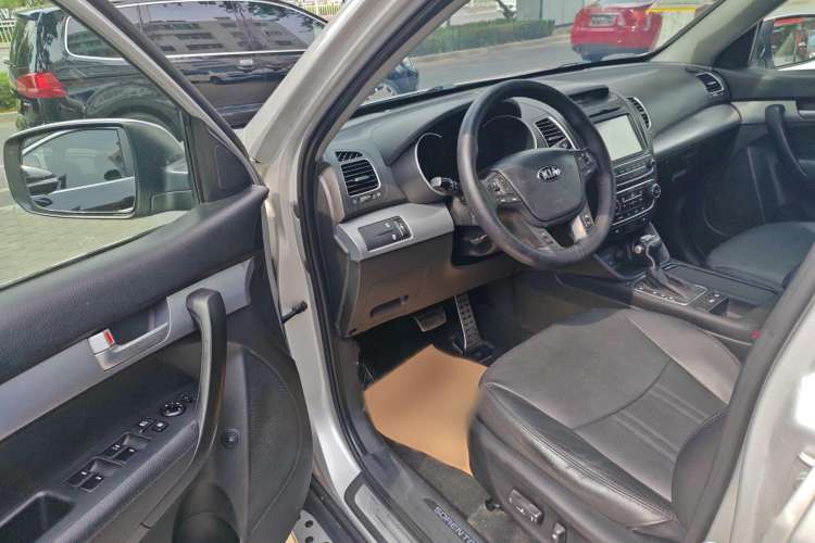 Used Kia Sorento 2013 2.4L 5-Seater Gasoline Supreme Edition Interior 2