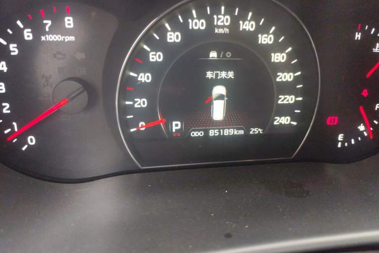 Used Kia Sorento 2013 2.4L 7-Seater Gasoline Luxury Version China IV Standard Odometer Close Up