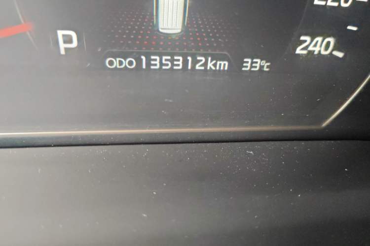 Used Kia Sorento 2013 2.4L 5-Seater Gasoline Supreme Edition Odometer Close Up
