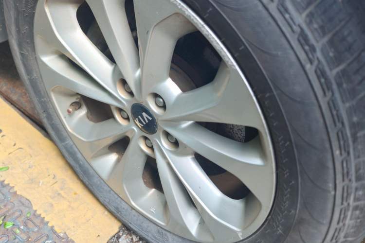 Used Kia Sorento 2013 2.4L 5-Seater Gasoline Comfort Version China IV Standard Right Front Wheel Hub