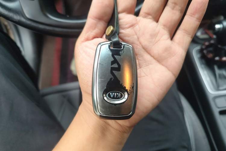 Used Kia Sorento 2013 2.4L 7-Seater Gasoline Luxury Version China IV Standard Vehicle Key