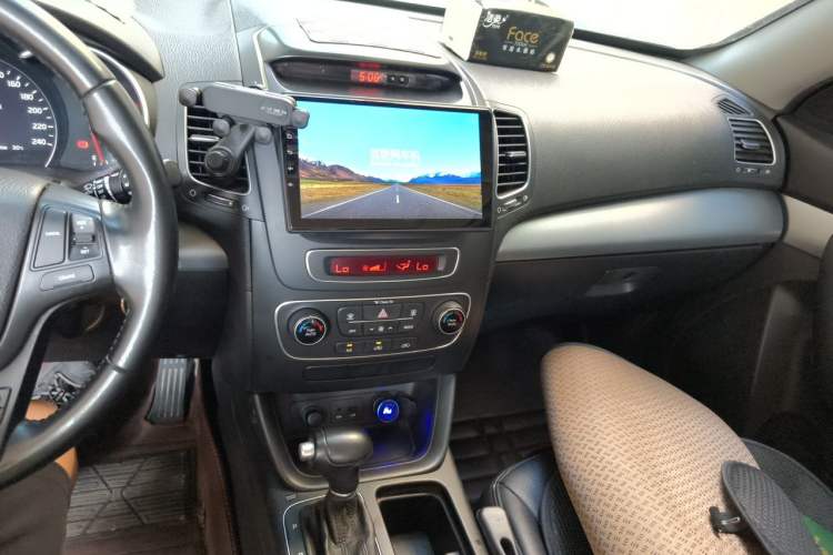 Used Kia Sorento 2013 2.4L 7-Seater Gasoline Comfort Version China IV Standard Audio And AC Panel