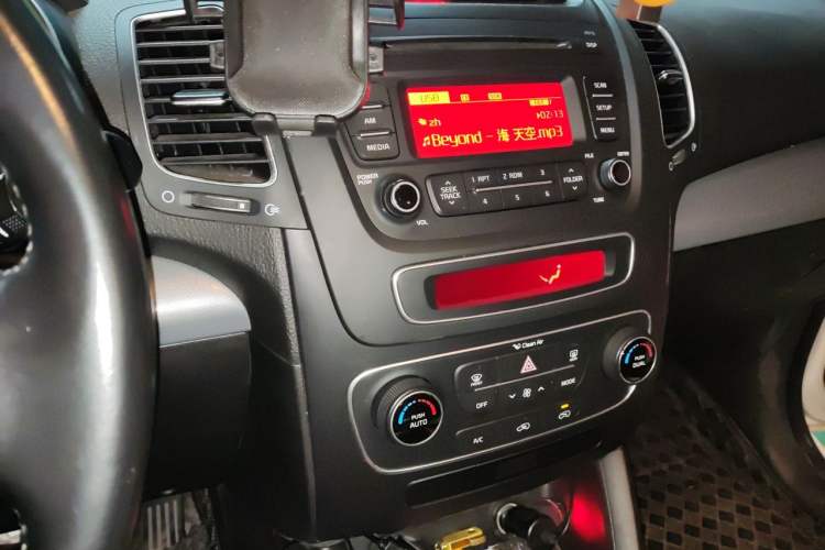 Used Kia Sorento 2013 2.4L 7-Seater Gasoline Comfort Version China IV Standard Audio And AC Panel