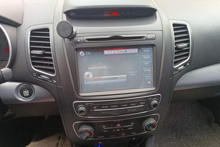 Used Kia Sorento 2013 2.4L 7-Seater Gasoline Luxury Version China IV Standard Audio And AC Panel