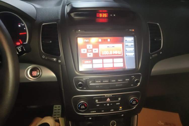 Used Kia Sorento 2013 2.2T 5-Seater Diesel Supreme Edition Audio And AC Panel