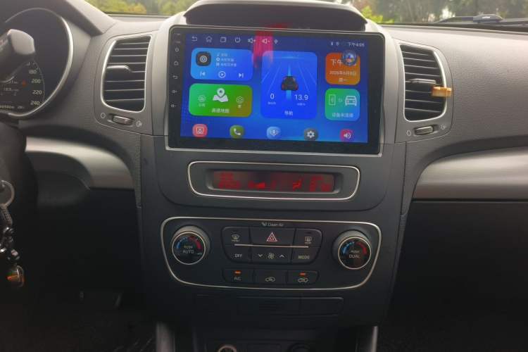 Used Kia Sorento 2013 2.4L 7-Seater Gasoline Comfort Version China IV Standard Audio And AC Panel