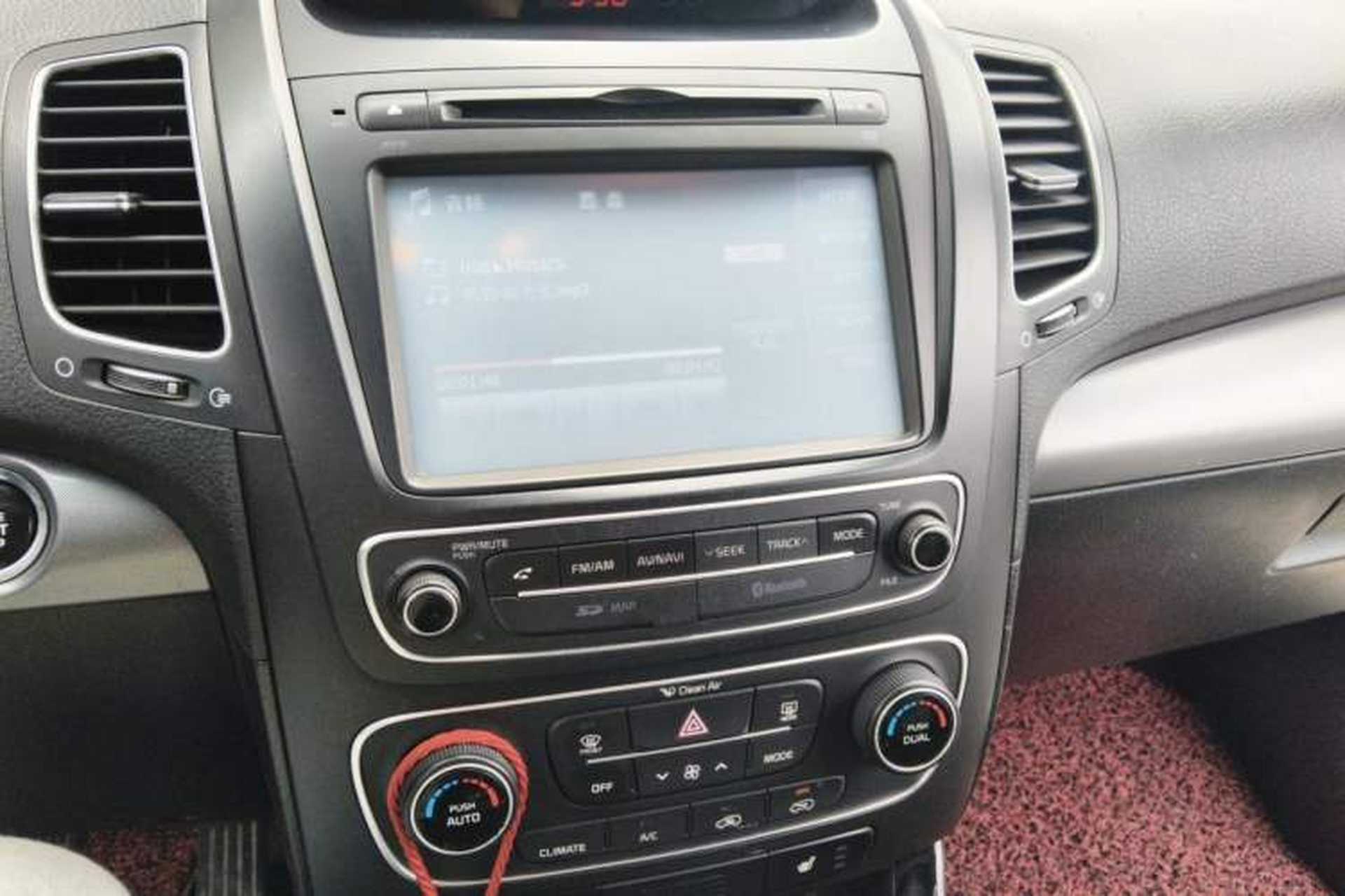 Used Kia Sorento 2013 2.2T 7-seat Diesel Luxury Edition Audio And AC Panel