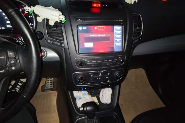 Used Kia Sorento 2013 2.4L 5-Seater Gasoline Supreme Edition China IV Standard Audio And AC Panel