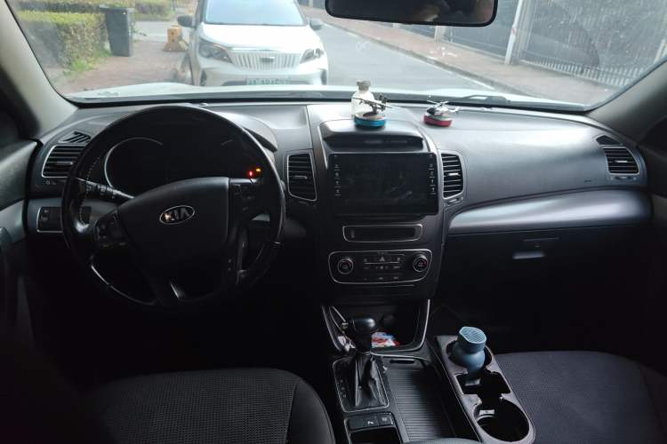 Used Kia Sorento 2013 2.2T 7-seat Diesel Comfort Edition Center Console