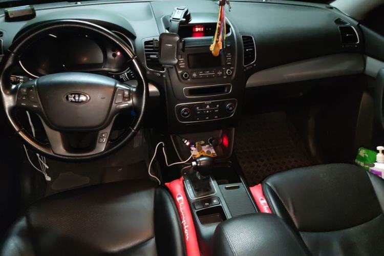 Used Kia Sorento 2013 2.4L 7-Seater Gasoline Comfort Version China IV Standard Center Console
