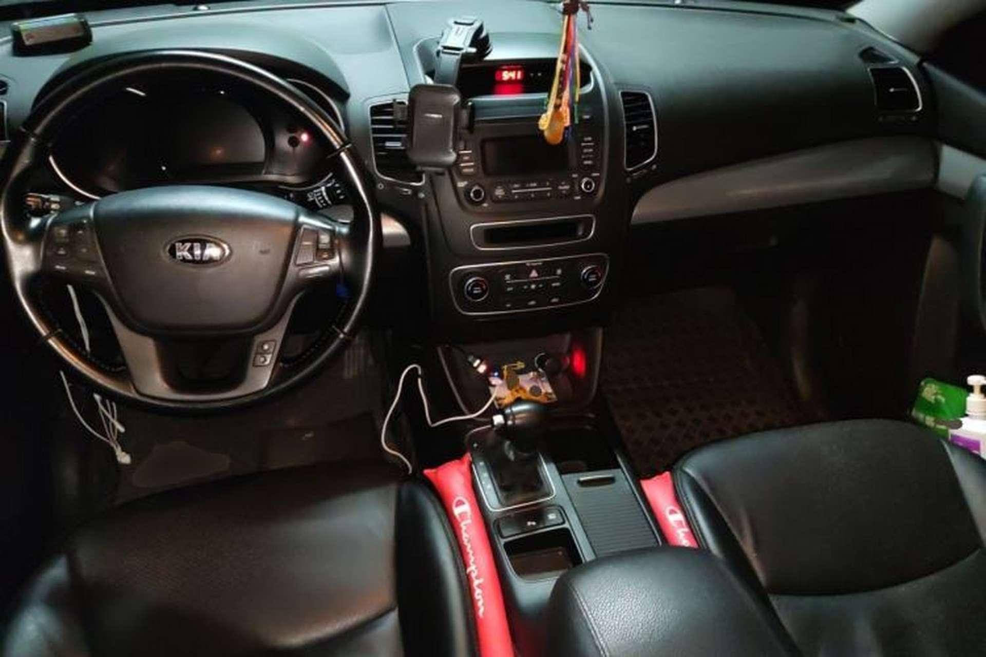 Used Kia Sorento 2013 2.4L 7-Seater Gasoline Comfort Version China IV Standard Center Console