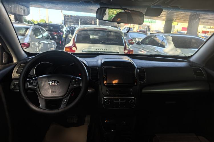 Used Kia Sorento 2013 2.4L 7-Seater Gasoline Comfort Version China IV Standard Center Console