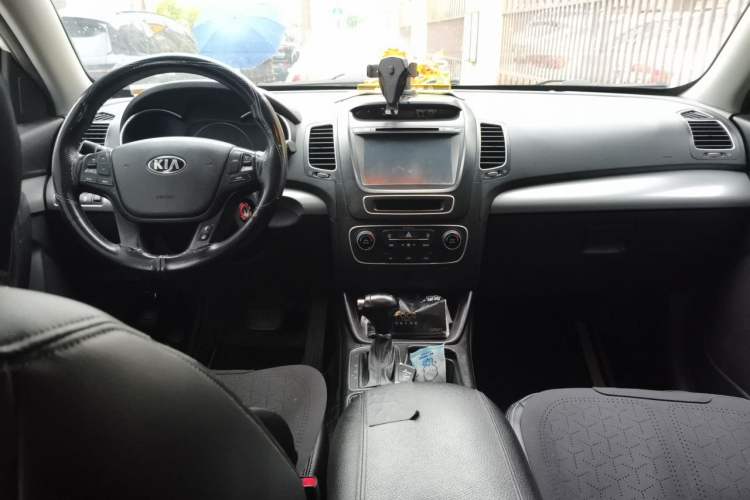 Used Kia Sorento 2013 2.4L 5-Seater Gasoline Comfort Version China IV Standard Center Console