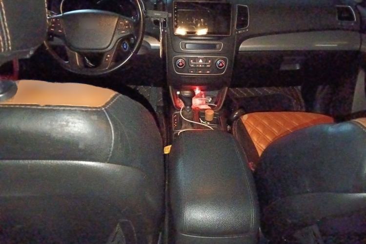 Used Kia Sorento 2013 2.4L 7-seat Gasoline Comfort Edition Center Console