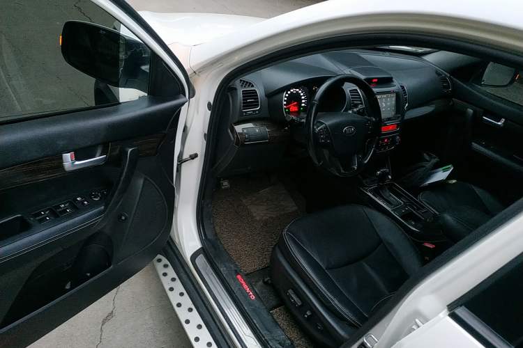 Used Kia Sorento 2013 2.4L 7-seat Gasoline Comfort Edition Driver Seat