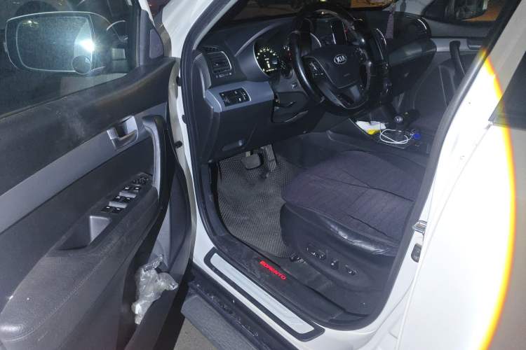 Used Kia Sorento 2013 2.2T 5-Seater Diesel Luxury Edition Driver Seat