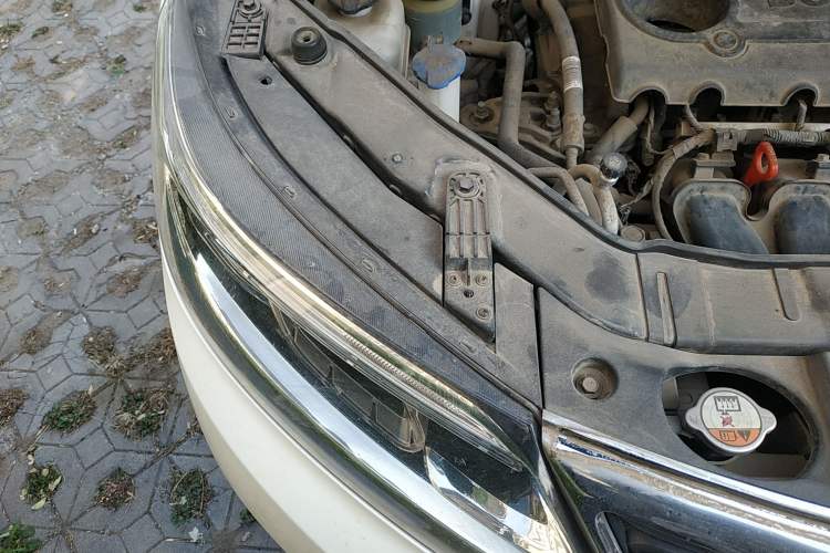Used Kia Sorento 2013 2.4L 7-seat Gasoline Comfort Edition Engine Bay Right