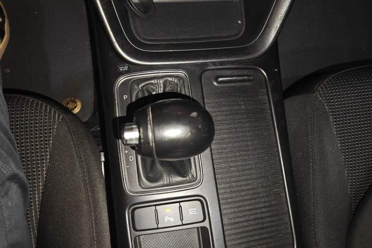 Used Kia Sorento 2013 2.2T 5-Seater Diesel Comfort Edition Gear Lever