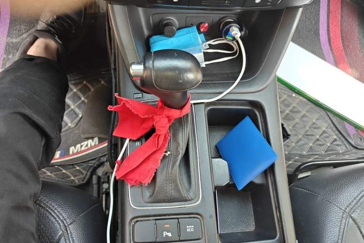 Used Kia Sorento 2013 2.4L 7-seat Gasoline Luxury Edition Gear Lever