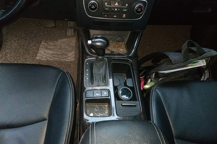 Used Kia Sorento 2013 2.4L 7-seat Gasoline Comfort Edition Gear Lever