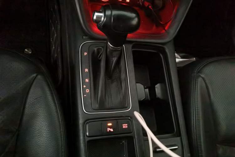 Used Kia Sorento 2013 2.4L 7-seat Gasoline Luxury Edition Gear Lever
