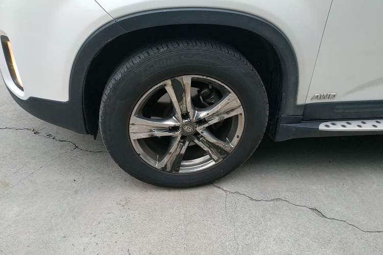 Used Kia Sorento 2013 2.4L 7-seat Gasoline Comfort Edition Left Front Wheel Hub