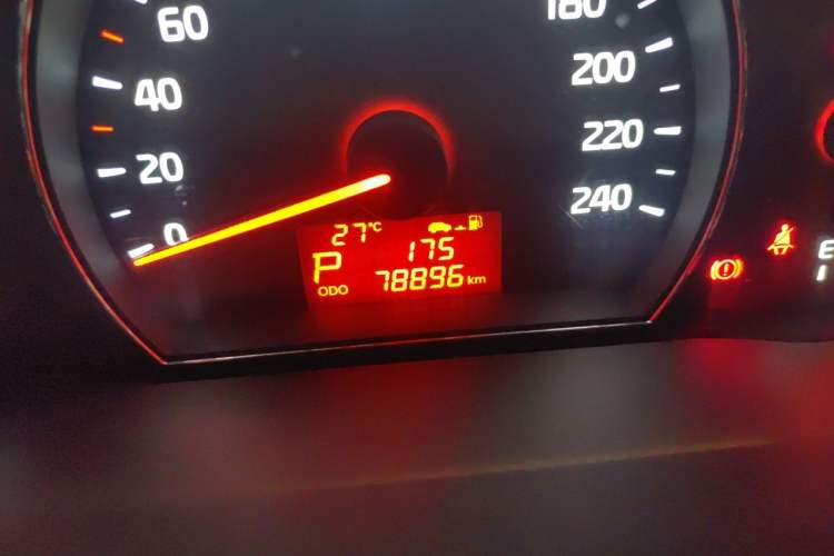 Used Kia Sorento 2013 2.2T 5-Seater Diesel Comfort Edition Odometer Close Up