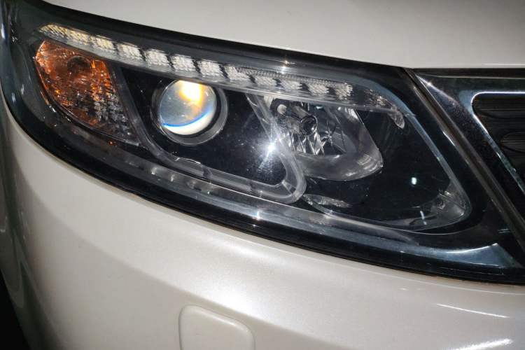 Used Kia Sorento 2013 2.4L 5-Seater Gasoline Supreme Edition China IV Standard Right Front Headlight