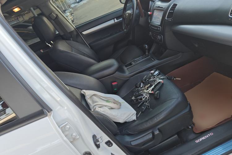 Used Kia Sorento 2013 2.4L 5-Seater Gasoline Luxury Version China IV Standard Right Front Seat
