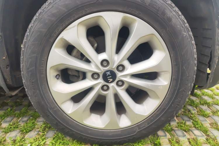 Used Kia Sorento 2013 2.4L 7-seat Gasoline Luxury Edition Right Front Wheel Hub