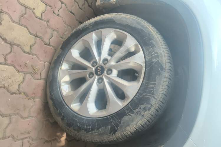 Used Kia Sorento 2013 2.4L 5-Seater Gasoline Comfort Version China IV Standard Right Front Wheel Hub