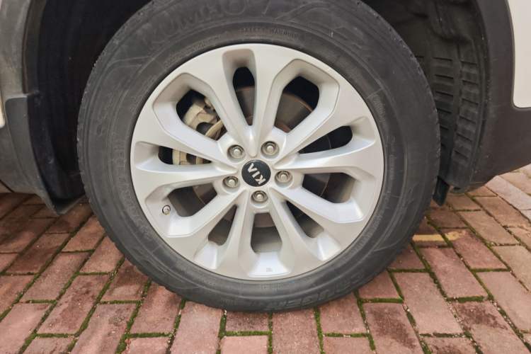 Used Kia Sorento 2013 2.4L 5-Seater Gasoline Comfort Version China IV Standard Right Front Wheel Hub